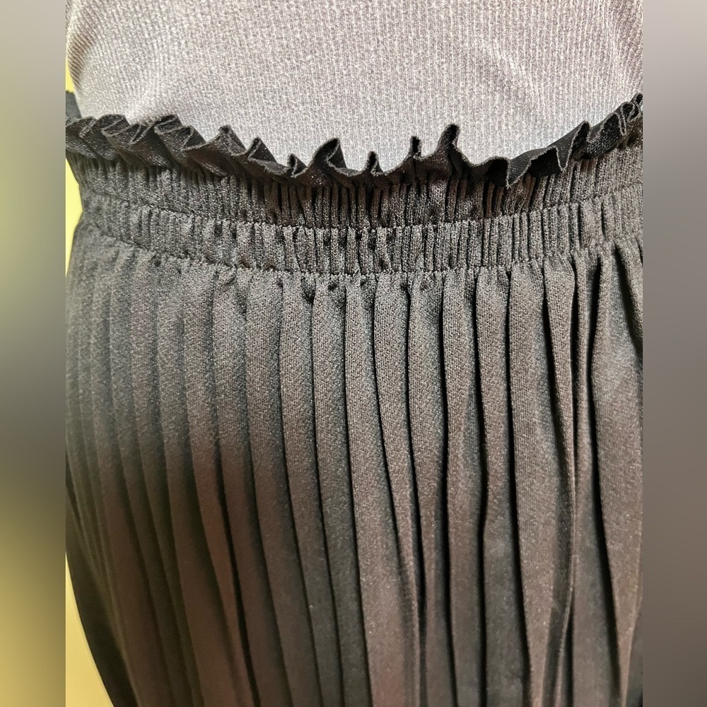 Bundle of 2 Unlined Scuba Pleated Skirts - Beige & Black, One Size Fits All - Picture 12 of 17